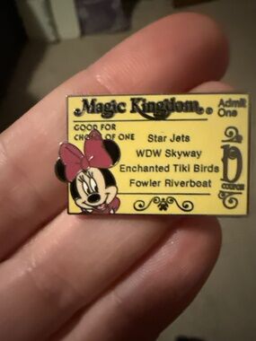 D coupon Minnie pin